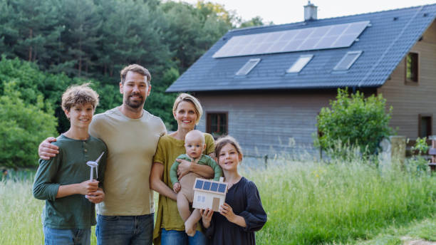 laiminga šeima su saulės elektrine